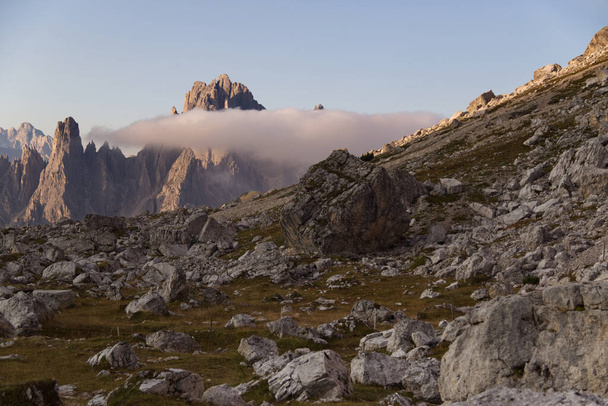 Kolme Peaks luonnonpuisto Italian dolomiitit. Laadukas kuva - Valokuva, kuva