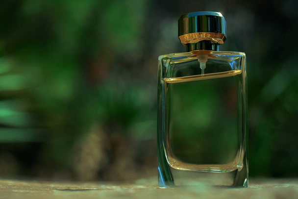 fles parfum op een groene achtergrond - Foto, afbeelding