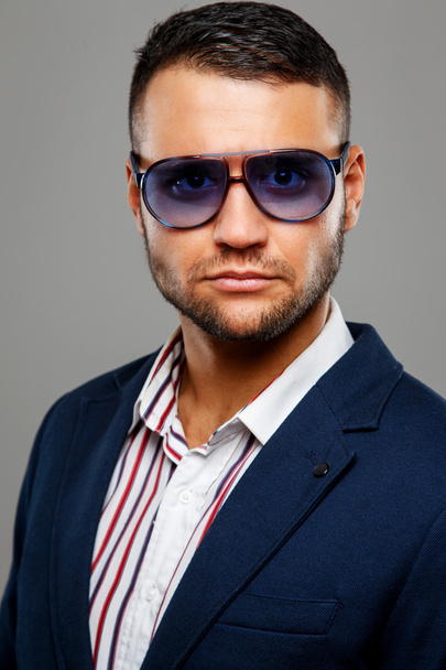 Hombre con camisa a rayas en gafas de sol violetas
 - Foto, Imagen