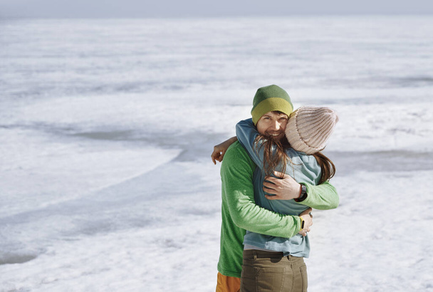 Mladý dospělý pár baví v zimní krajině - Fotografie, Obrázek