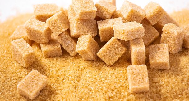 Cukier brązowy w drewnianej misce lub drewnianej łyżeczce Cukier do zdrowia Stosowanie do gotowania lub deserów na podłożu białym i cukrowym. - Zdjęcie, obraz