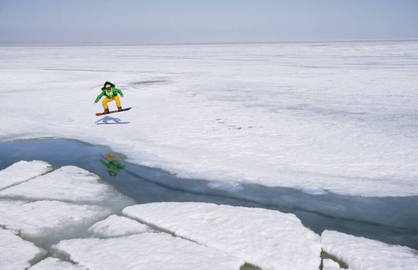 Snowboard homme à l'extérieur dans un paysage glacé et enneigé - Photo, image