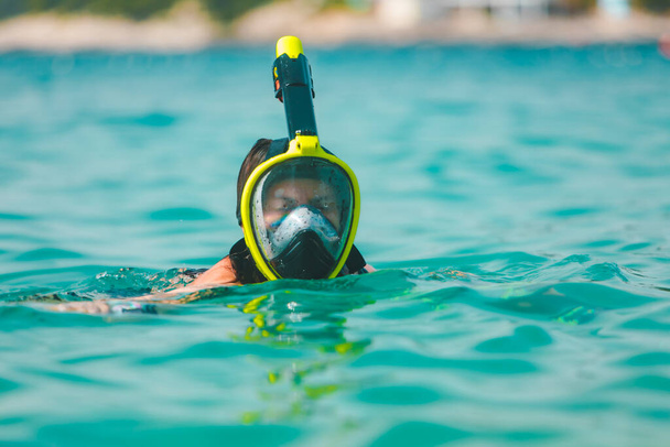 женщина в маске для подводного плавания в пространстве для копирования морской воды - Фото, изображение