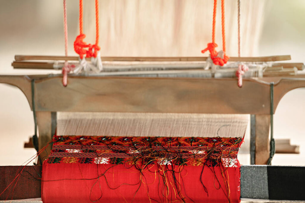 Praewa Ban Phon Weave Silk, Zijderupsen in Kalasin, Thailand, Zijderupsen van natuurmateriaal, Weeftapijt met traditionele technieken op weefgetouw, Wol garens gebruikt als ketting en inslag is cruciaal voor deze kunst - Foto, afbeelding