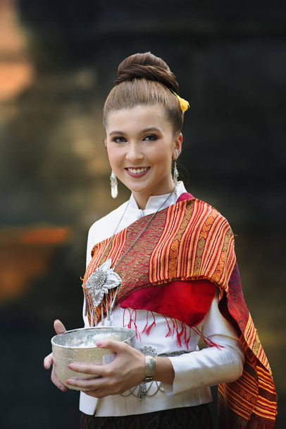 Thai tytöt ja Laos tytöt roiskuu vettä aikana Songkran festivaali, Vesi siunaus seremonia aikuisille, Buddha patsas vesi seremonia Songkran festivaali, Thaimaa perinteinen. - Valokuva, kuva