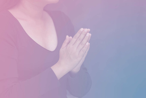 Mujer asiática rezando y adorando a DIOS Usando las manos para orar en creencias religiosas y adorar a cristianos en la iglesia o en lugares generales en tono de color vintage o espacio de copia. - Foto, Imagen