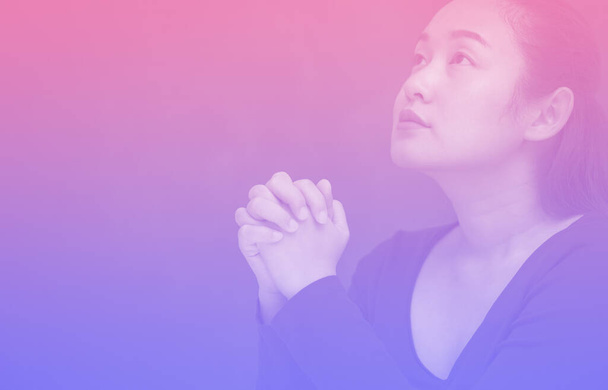 Mujer asiática rezando y adorando a DIOS Usando las manos para orar en creencias religiosas y adorar a cristianos en la iglesia o en lugares generales en tono de color vintage o espacio de copia. - Foto, imagen