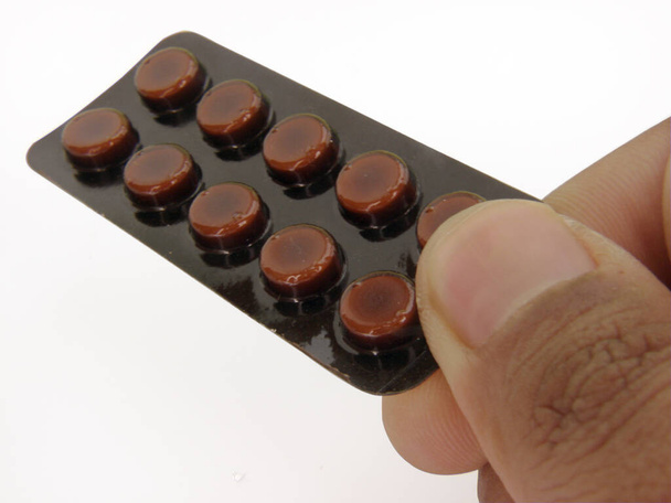 Een afbeelding van een deel van de hand aanbieden van medicijnen op geïsoleerde achtergrond met clipping pad. - Foto, afbeelding