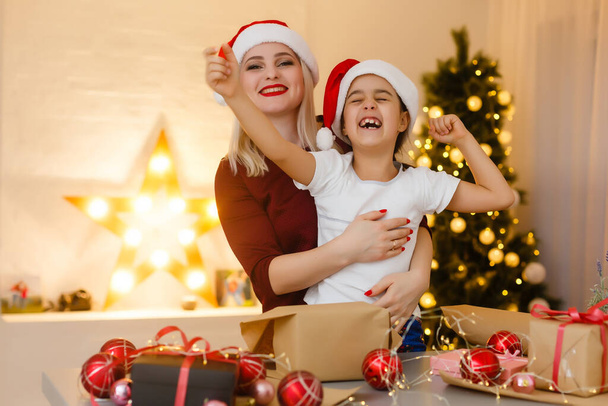 holidays, presents, christmas, x-mas, birthday concept - happy mother and child girl with gift box - Фото, зображення