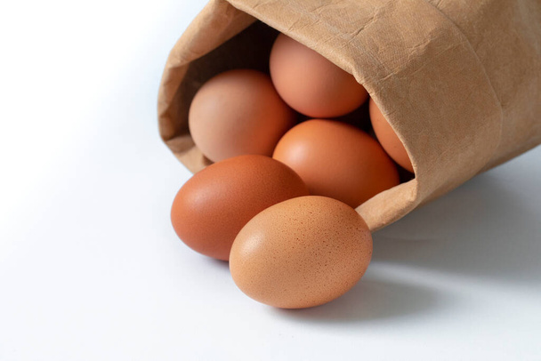 Čerstvá vejce zabalená v papírových sáčcích kraft - Fotografie, Obrázek