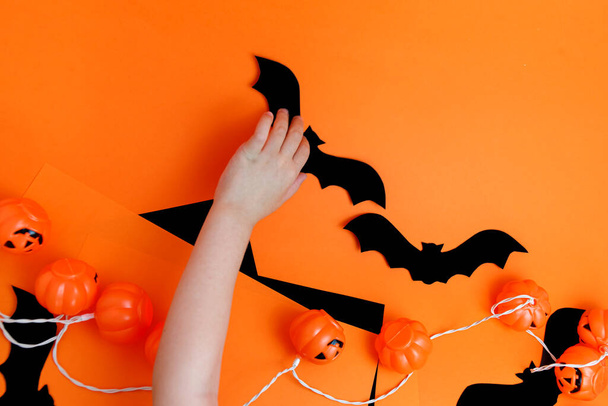 Kleine jongen spelen met griezelige Halloween decoraties. - Foto, afbeelding