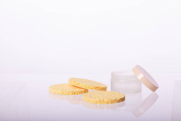 Limpiadores faciales orgánicos y frasco de gel exfoliante aislado sobre fondo blanco - Foto, imagen