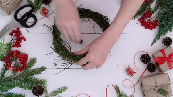 Tutorial: cómo hacer una corona de Navidad fácil en casa de ramas de arándanos. Instrucción paso a paso de vídeo. Proyecto de arte DIY. Etapa 3. - Metraje, vídeo