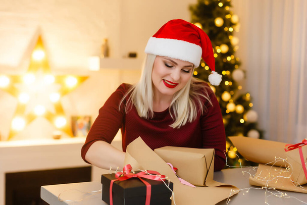 Detailní záběr na stůl, kde žena dělá vánoční ozdoby. Horní pohled - Fotografie, Obrázek