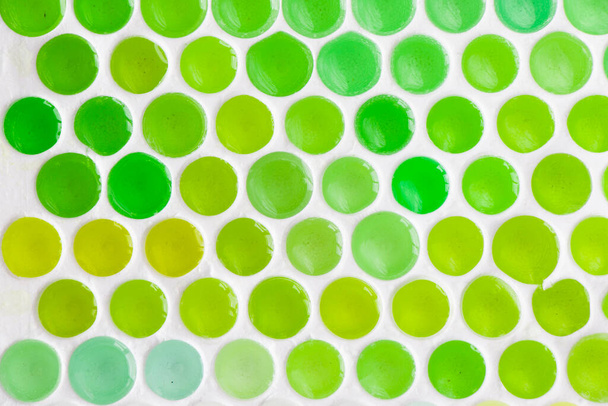 Bunte und bunte Waben bilden Hintergrund, gelbe und grüne Farbverläufe im Kreis - Foto, Bild
