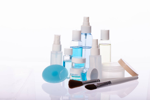 Conjunto de productos para el cuidado de la piel, herramientas de maquillaje, botellas con líquidos naturales, belleza - Foto, Imagen