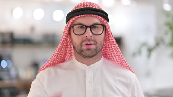 Hombre árabe joven asertivo con apuntar a la cámara - Metraje, vídeo