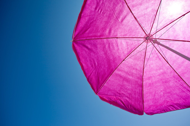 Пляжная зонтик с голубым небом
 - Фото, изображение