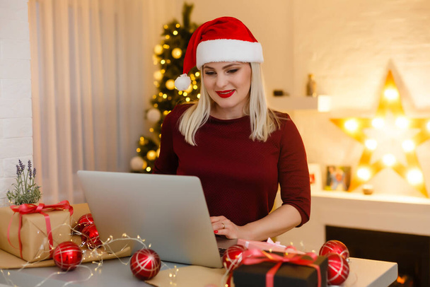 Noel 'de internetten alışveriş yapan kadın. - Fotoğraf, Görsel