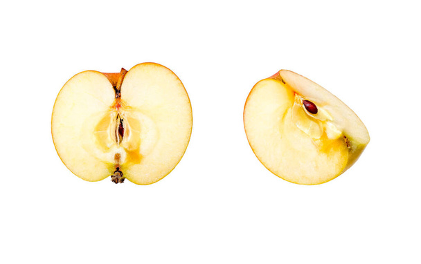 Diversi pezzi di Apple tagliati isolati su uno sfondo bianco. La raccolta dei frutti. - Foto, immagini