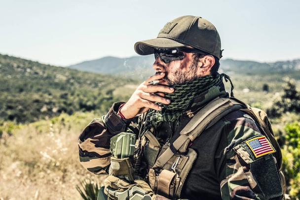 Στρατιώτης των ειδικών δυνάμεων καπνίζει τσιγάρα - Φωτογραφία, εικόνα