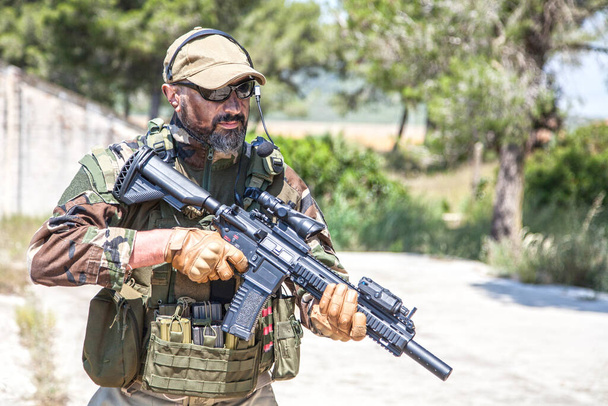 Söldner privater Militärfirma mit Waffe - Foto, Bild