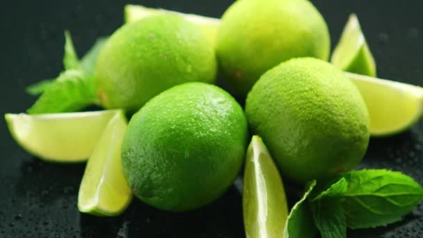 Dojrzałe zielone limonki na stole - Materiał filmowy, wideo
