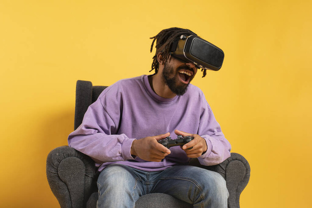 Άνθρωπος με γυαλιά VR παίζει με ένα εικονικό βιντεοπαιχνίδι - Φωτογραφία, εικόνα