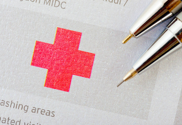 Sinal de cruz vermelha em um documento - Foto, Imagem