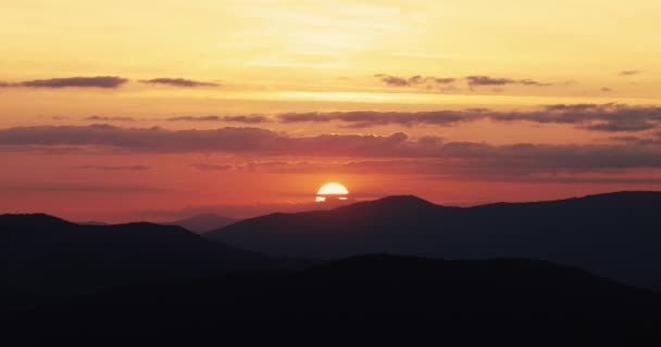Dramática puesta de sol sobre colinas de montaña, vista aérea - Imágenes, Vídeo