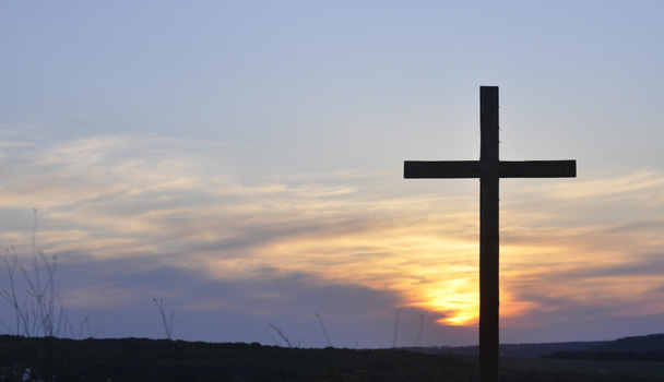 Cruz de Jesús. Silueta de una cruz de madera sobre el fondo de la puesta del sol - Foto, Imagen