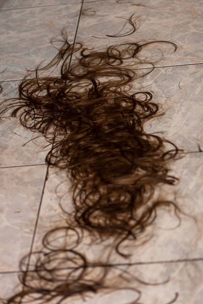 Barna vágott haj a kerámia padlón szalonban - Fotó, kép