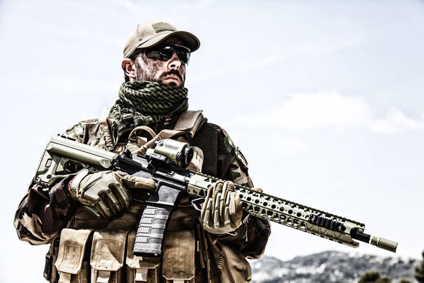 Söldner privater Militärfirma mit Waffe - Foto, Bild
