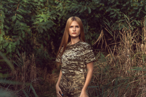 Молода блондинка у військовій формі
 - Фото, зображення