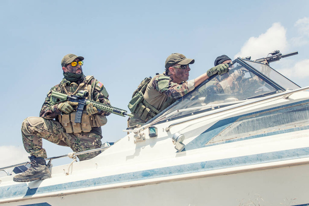 Navy-SEALs-Soldaten jagen Feind auf Speedboot - Foto, Bild