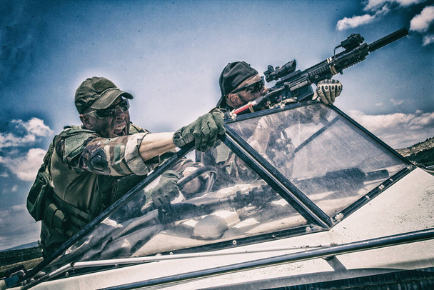 Navy SEALs vojáci honí nepřítele na rychlém člunu - Fotografie, Obrázek