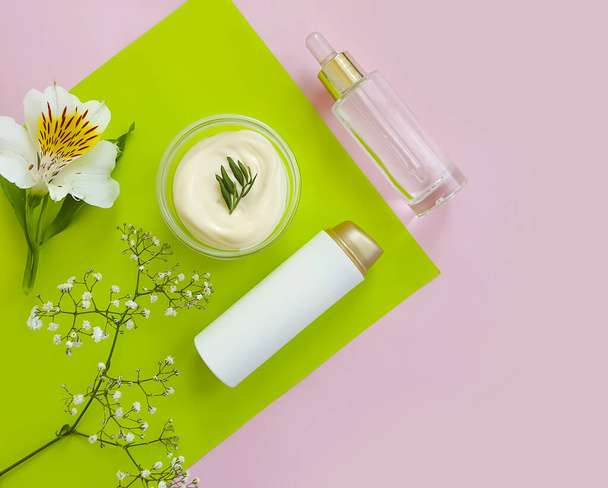 Kozmetik krem, renkli bir arka planda çiçek - Fotoğraf, Görsel