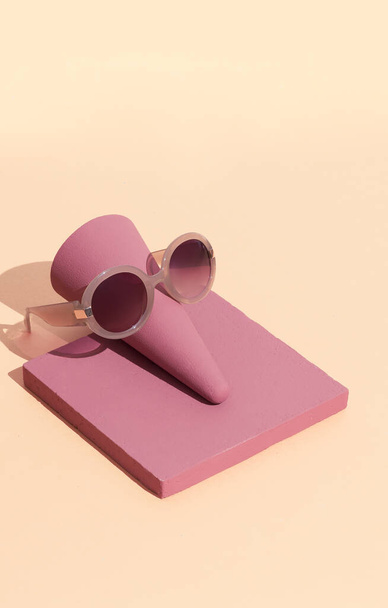 Scena minimale in modo isometrico oggetti geometrici astratti ed eleganti occhiali da sole accessori. Shopping e concetto di vendita - Foto, immagini