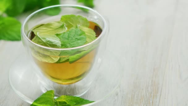 Чашка зеленого чая с мятой и лимоном - Кадры, видео