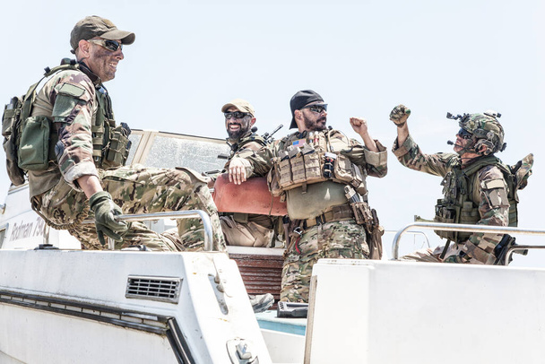 Військово-морські бійці команди SEAL відпочивають на палубі човнів
 - Фото, зображення