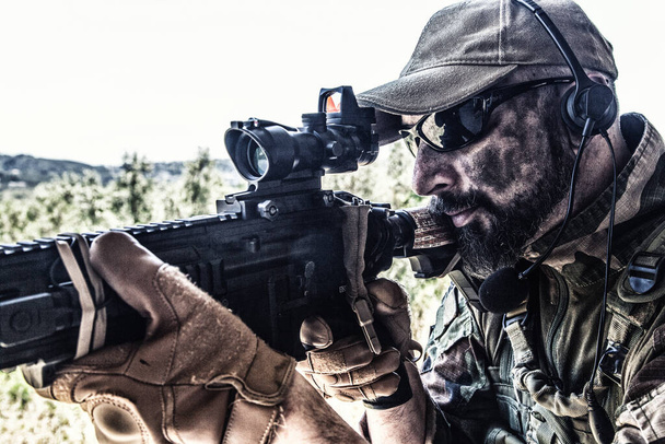 Moderní válečný bojovník, voják mířící služební puškou - Fotografie, Obrázek