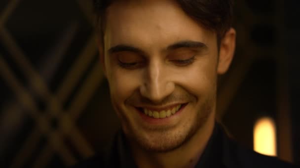 Elegáns fickó mosolygós kamerával a házban. Gyönyörű férfi felemeli a szemöldökét belül. - Felvétel, videó
