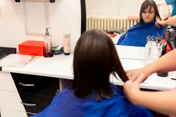 Peluquería femenina profesional corte de pelo de las niñas en el salón - Foto, imagen