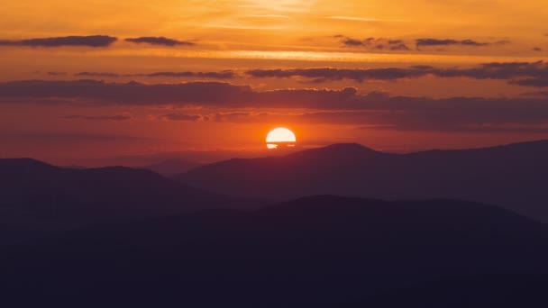 Dramática puesta de sol sobre colinas de montaña, vista aérea - Metraje, vídeo