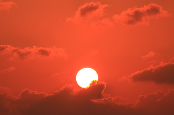 赤い背景の夕日と空の景色 - 写真・画像