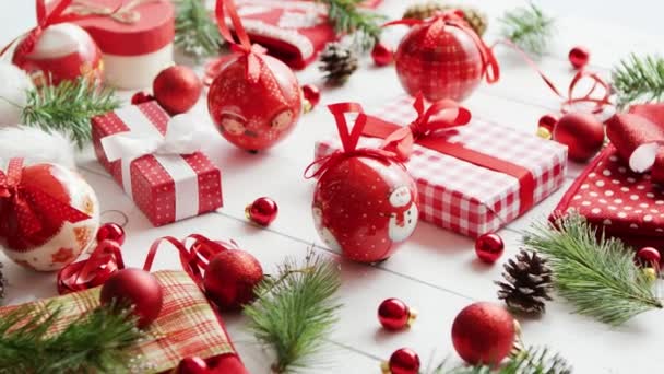 Χριστουγεννιάτικα στολίδια κοντά δώρα στο τραπέζι - Πλάνα, βίντεο