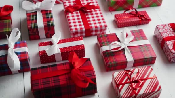 Oldalnézet csomagolt karácsonyi ajándékok feküdt a fa asztalra - Felvétel, videó