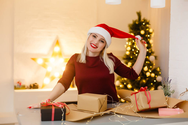 mulher com caixa de presente de Natal - Foto, Imagem