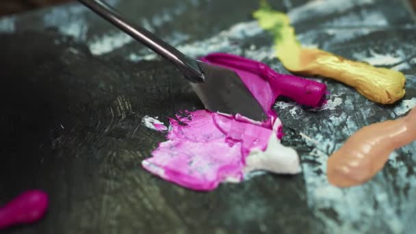 El proceso de mezcla de pinturas al óleo con cuchillo de paleta en la paleta de arte - Metraje, vídeo