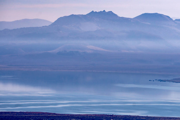 paisaje alrededor de mono lago en california - Foto, imagen